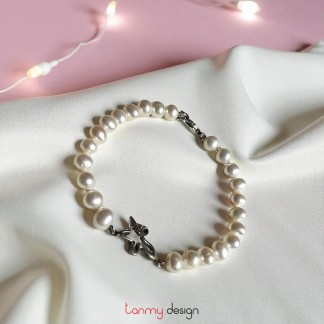 Pearl bracelet with silver flower